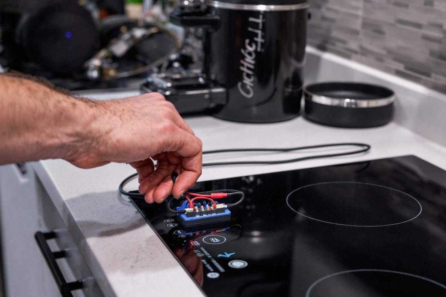 Branchement plaque induction 4 fils : comment faire et réussir l'installation