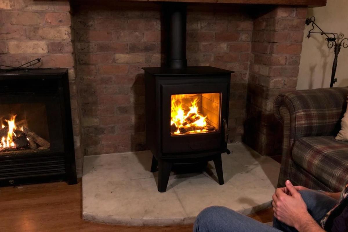 Chauffage aux pellets : pourquoi de plus en plus de foyers abandonnent cette solution