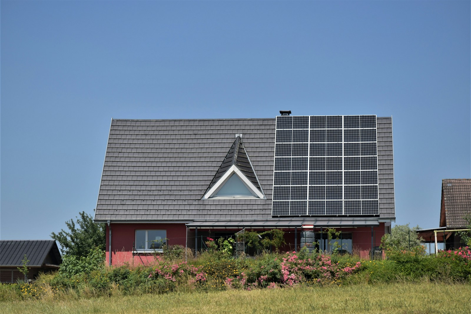 Choisir des panneaux solaires : les bénéfices pour une maison écologique et autonome