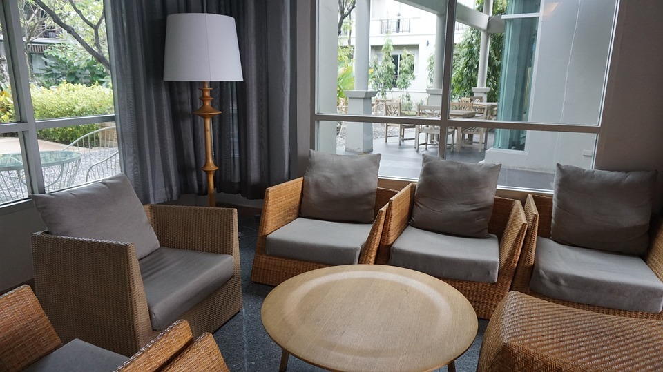 Des fauteuils décoratifs gris