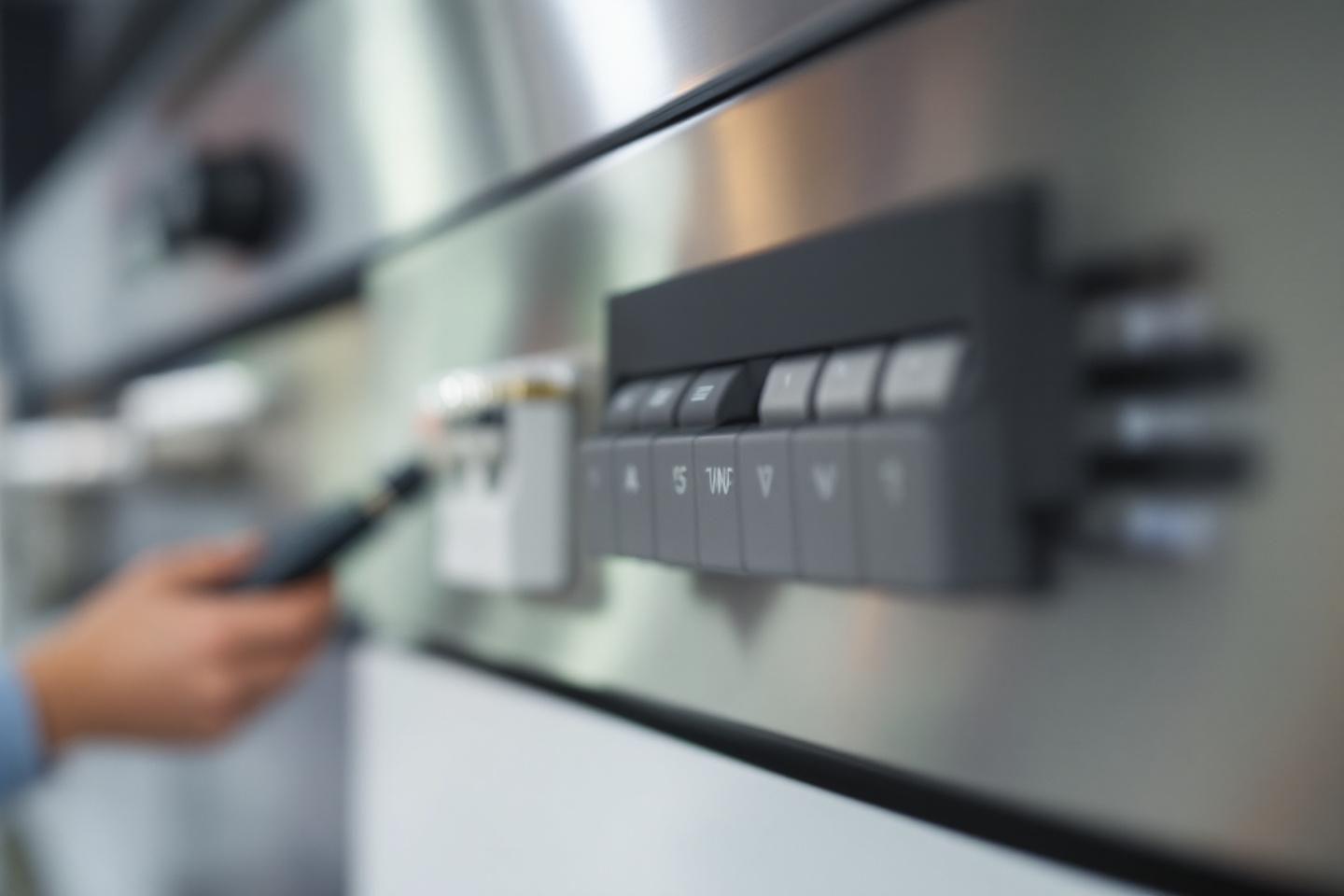 Circuit électrique spécialisé pour hotte : normes et disjoncteur requis