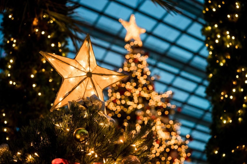 photographie en gros plan d'une étoile jaune illuminée pour le sapin de Noël