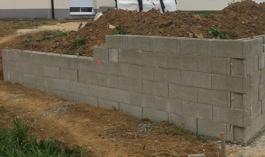 mur en parpaing en construction