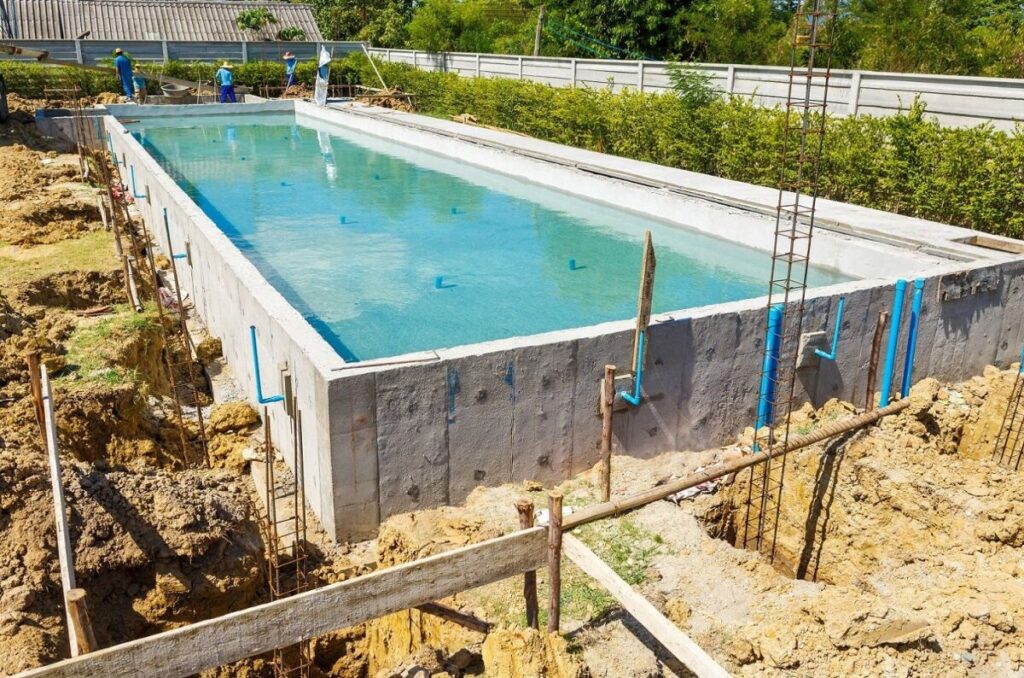 piscine en construction dans un jardin