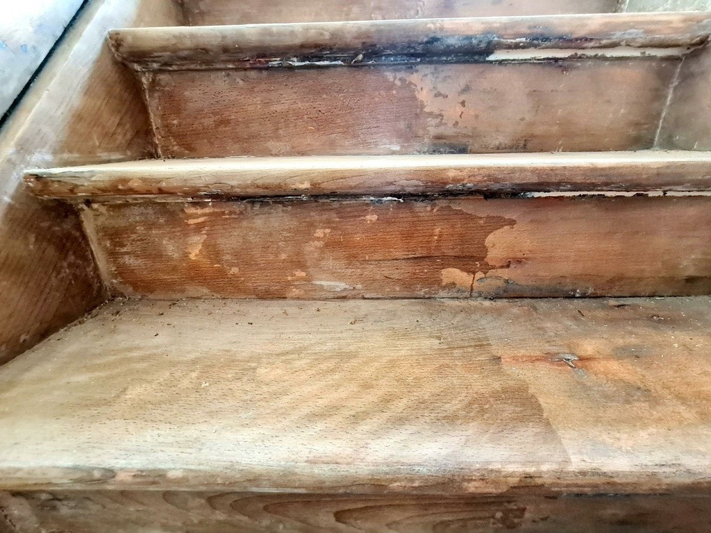 décaper escalier