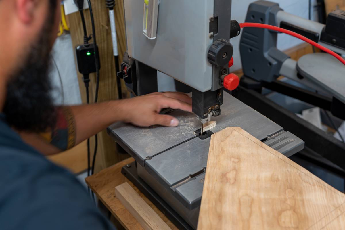 Comment s'effectue une découpe de contreplaqué ?