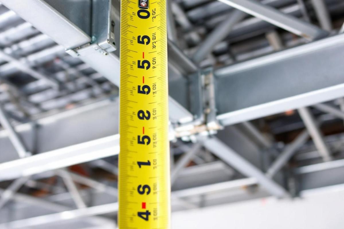 Distance idéale entre rails pour plafond en placo : guide complet