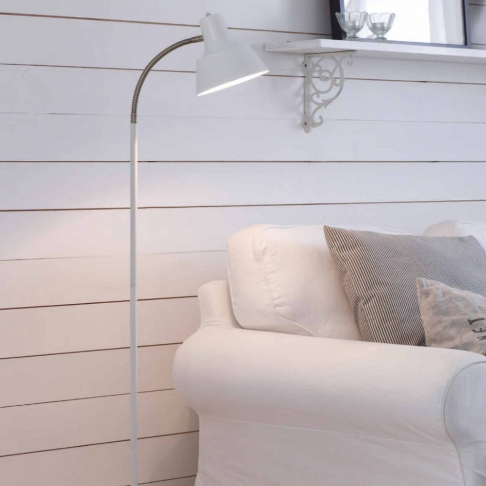 Equipé pour des sessions de lecture avec un canapé de qualité