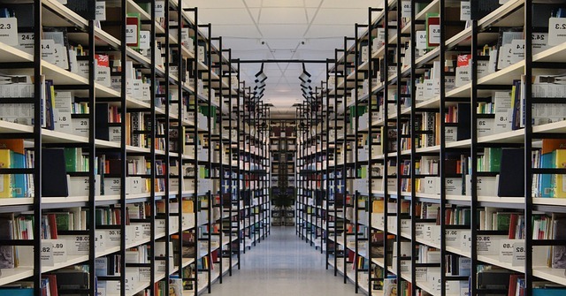 Des étagères sur votre bureau d'angle