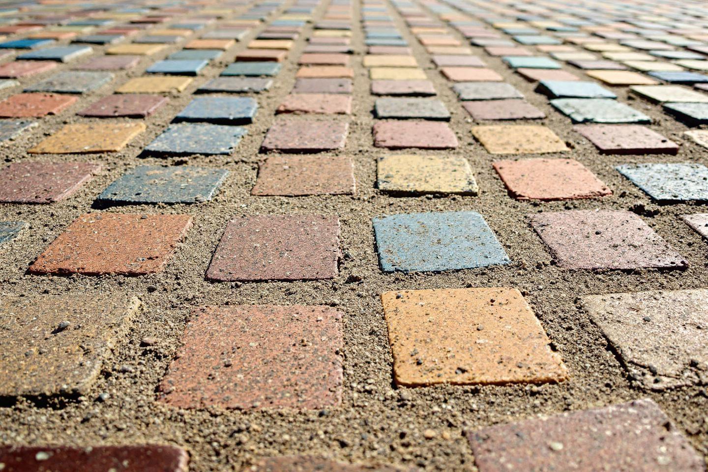 Vue rapproch&eacute;e de pav&eacute;s color&eacute;s dispos&eacute;s dans du sable