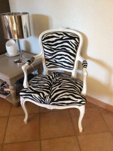 Un original fauteuil Louis XV