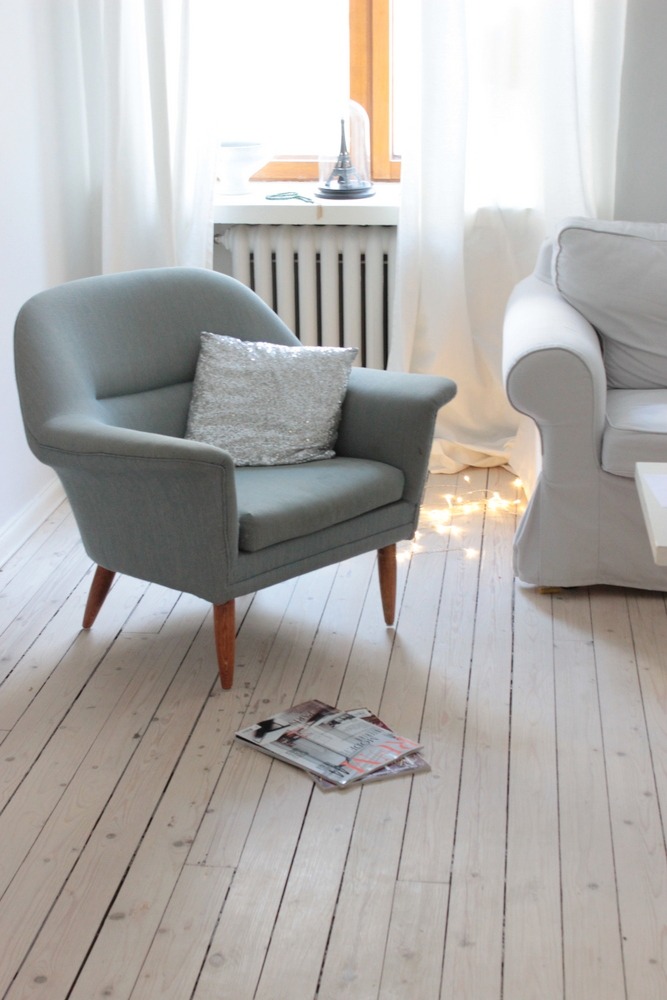 Un fauteuil vintage ajoute une touche d'élégance