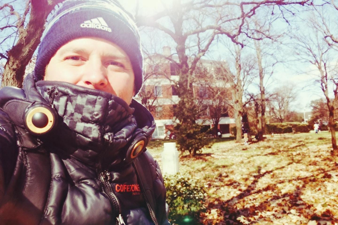 Photographe avec appareil photo dans un parc enneig&eacute;