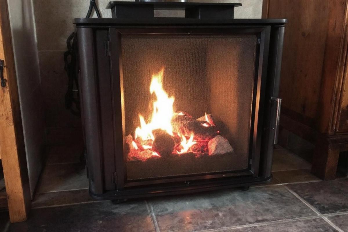 Fini les poêles à granulés coûteux : cet accessoire permet de brûler des pellets dans n’importe quelle cheminée