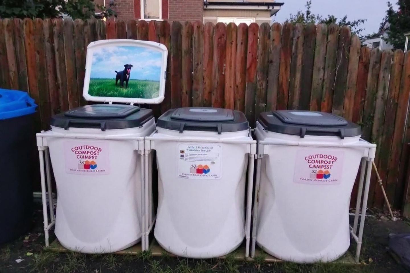 Trois conteneurs blancs de compostage avec une image de chien