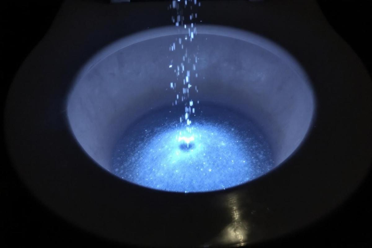 Pourquoi faudrait-il verser un peu de sel dans les toilettes avant d’aller dormir ?