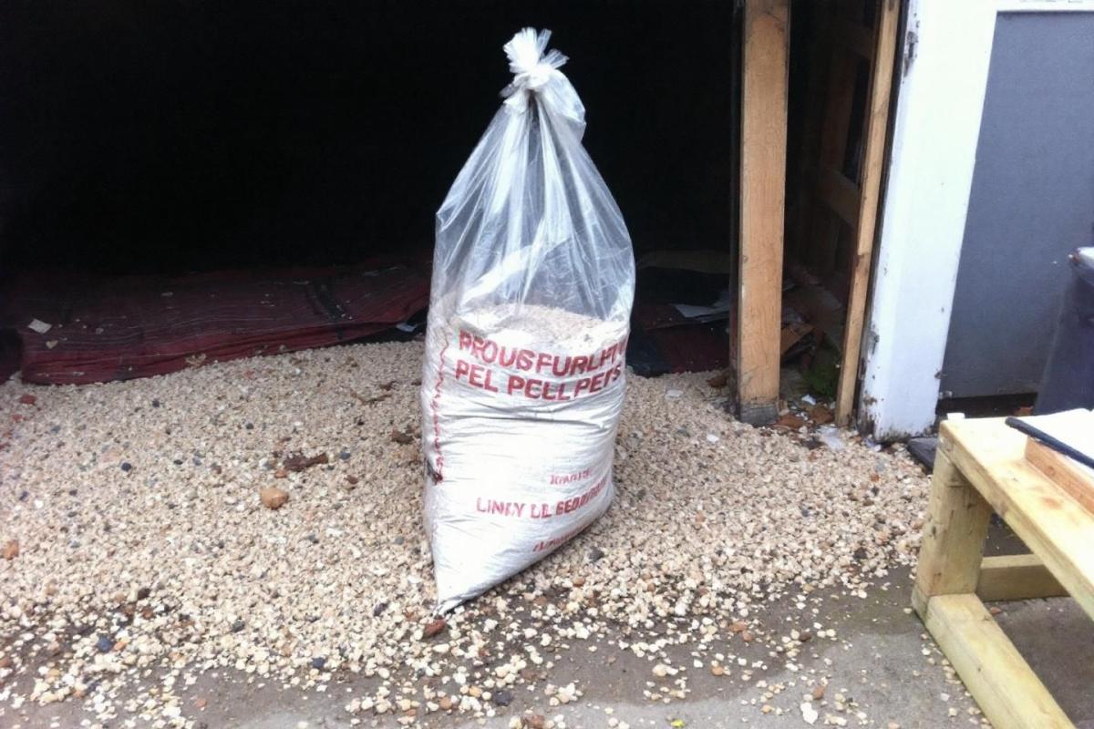 Pourquoi garder ses pellets d’une année sur l’autre et les stocker au garage est une idée horrible