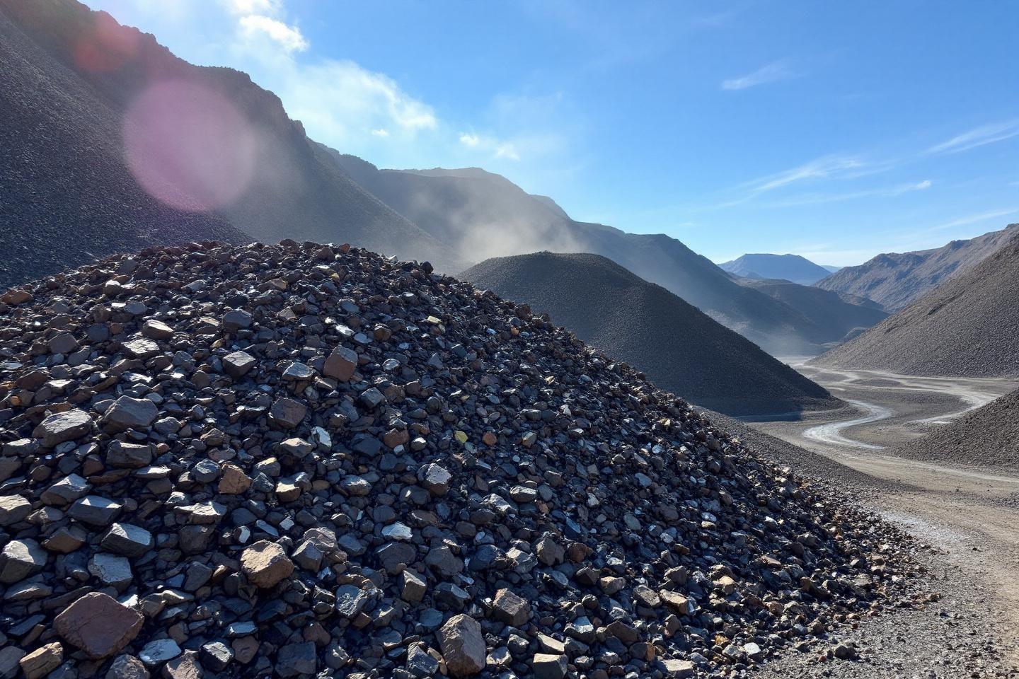 Gros plan sur un amoncellement de pierres rocheuses en montagne