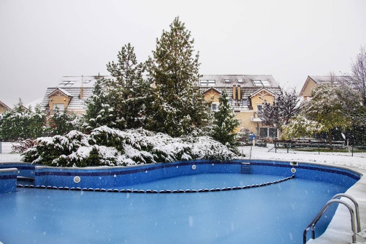 Protéger sa piscine durant l'hiver : quelles solutions ?