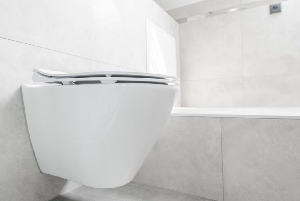 toilettes suspendus blancs avec un abattant