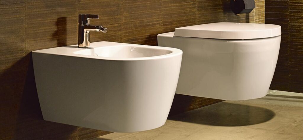 toilettes suspendus à côté d'un bidet suspendu