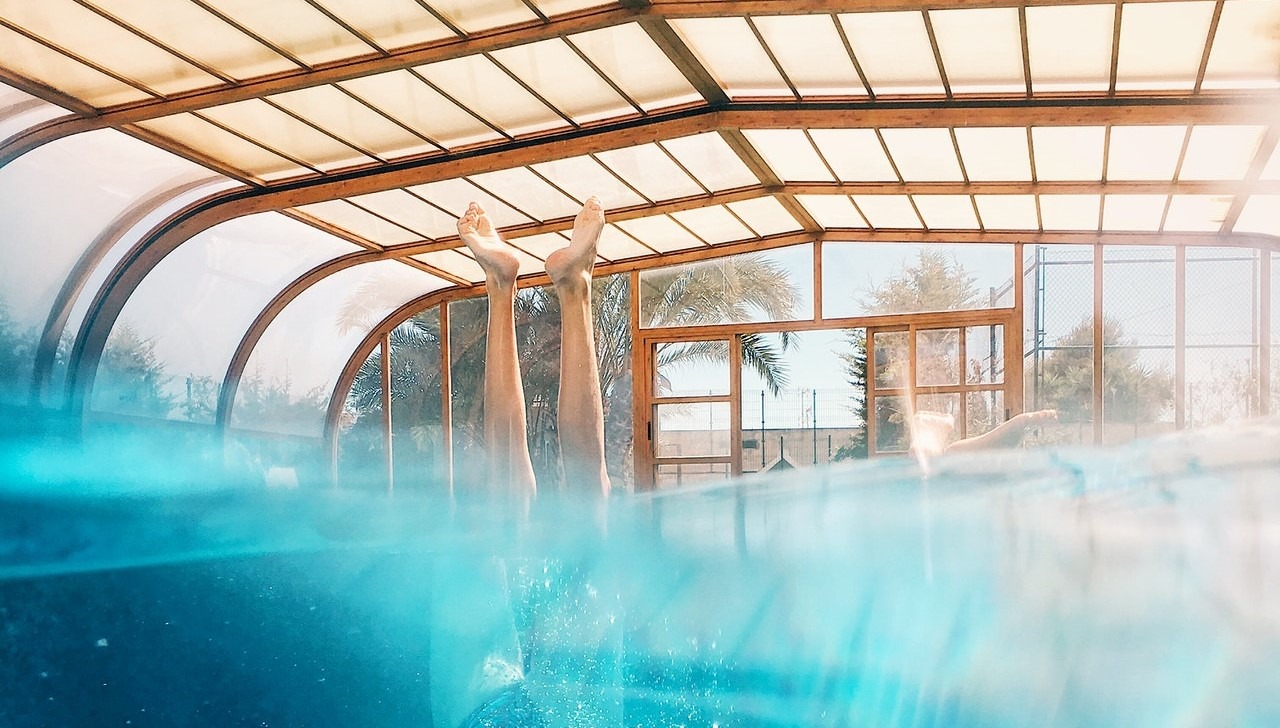 Quels sont les avantages d’un abri de piscine ?