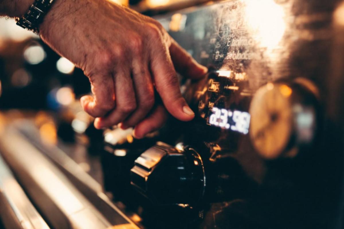 Avant de rallumer votre poêle, faites ce geste pour réduire votre consommation et améliorer les performances