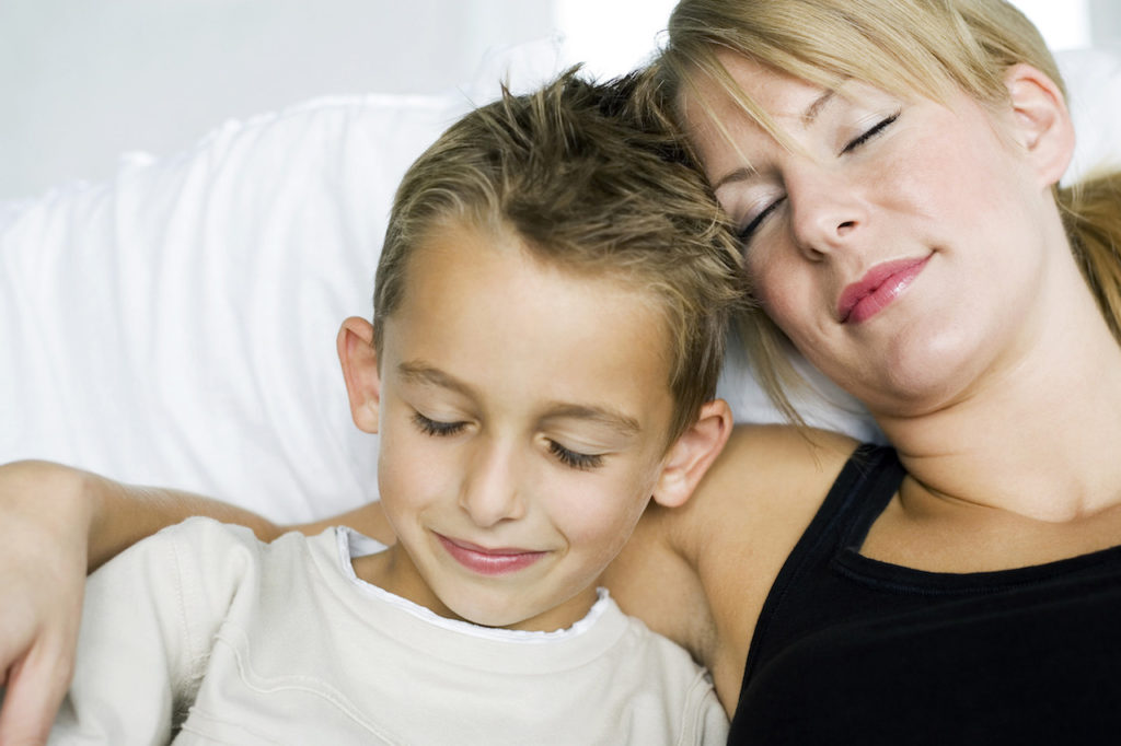 Maman et son garçon endormis