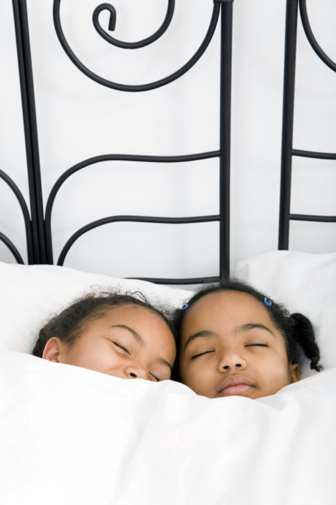 Deux enfants sous la couette