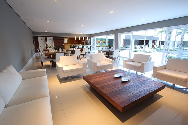 Table basse relevable ou non, le bois est une valeur sûre