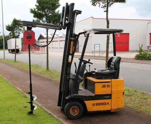 tarière hydraulique et pelle chargeuse