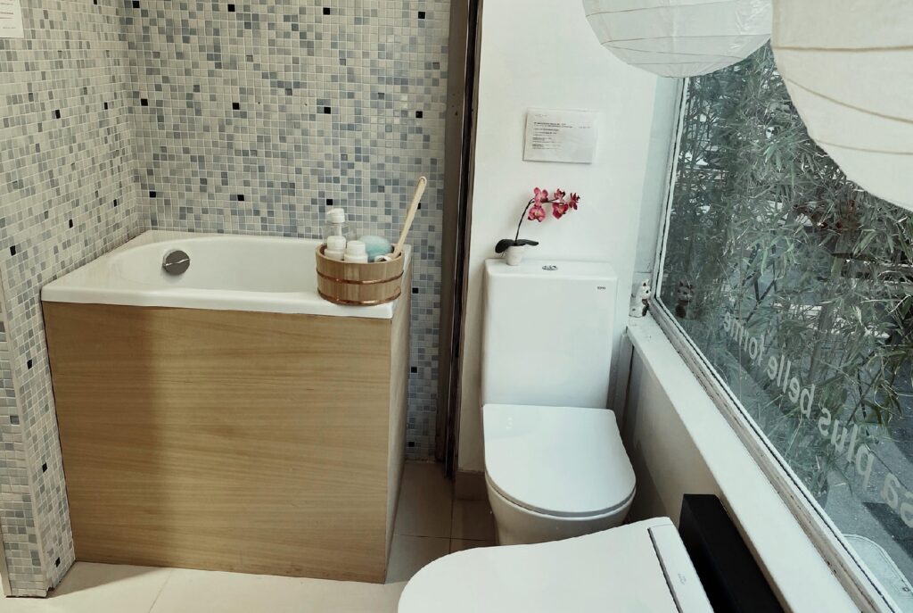 toilettes japonaises dans une salle de bain