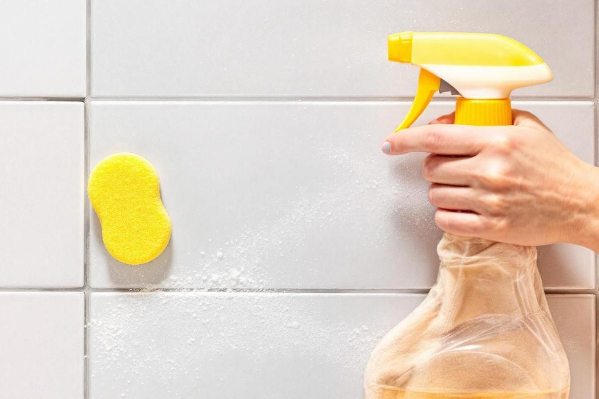 Sans vinaigre ni bicarbonate : la méthode simple et redoutablement efficace pour blanchir les joints moisis de la salle de bain
