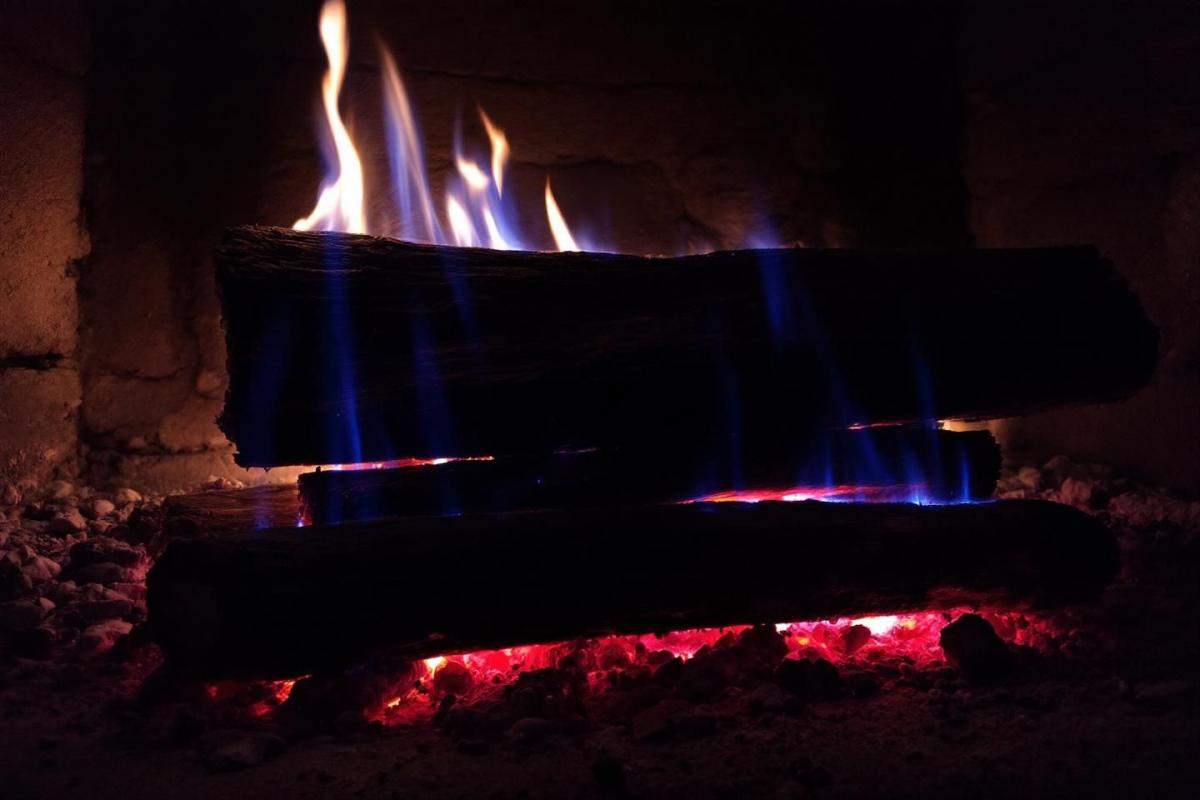Voici l’essence de bois la plus efficace pour chauffer durablement votre maison cet hiver