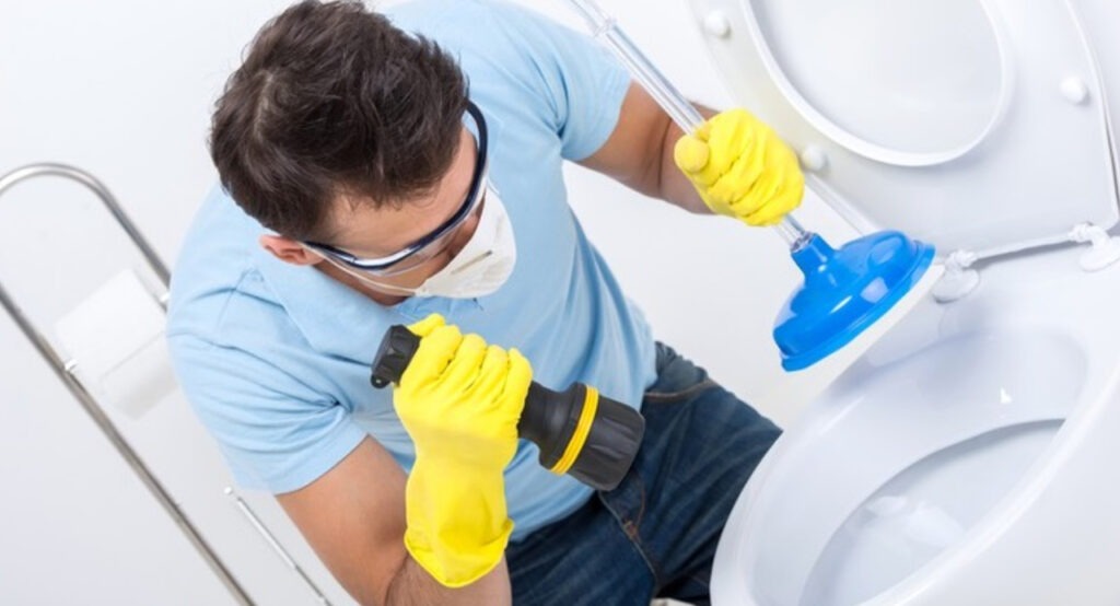 déboucher efficacement ses toilettes