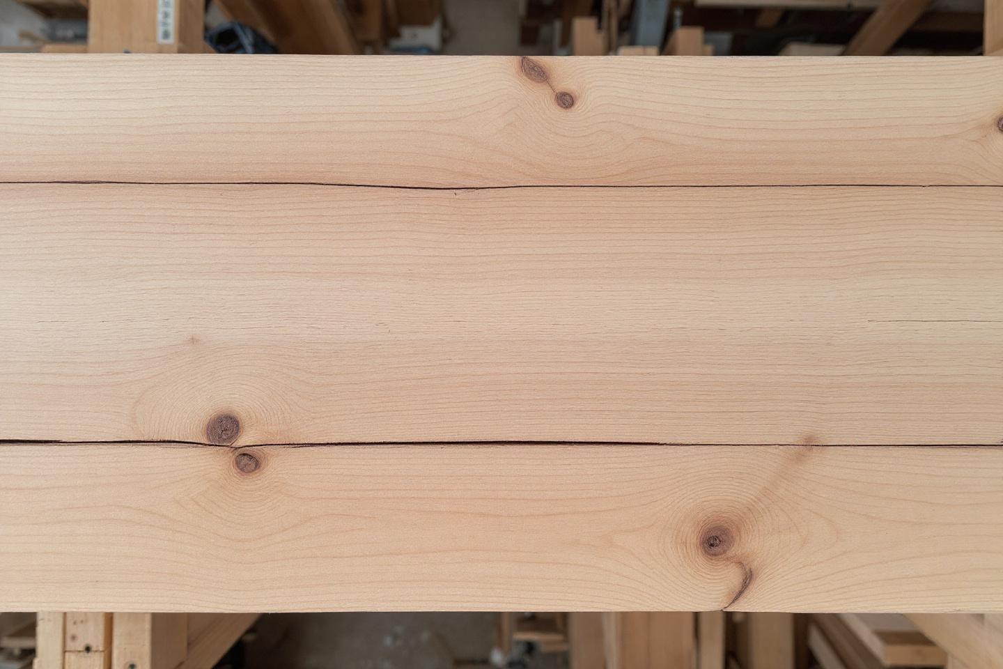 Planches de bois brut